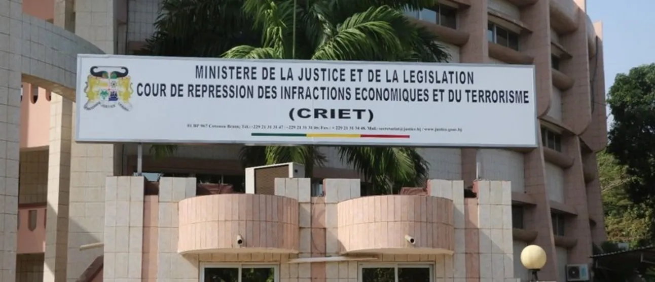 Façade d un bâtiment avec un grand panneau indiquant ministère de la justice et de la législation et cour de répression des infractions économiques et du terror
