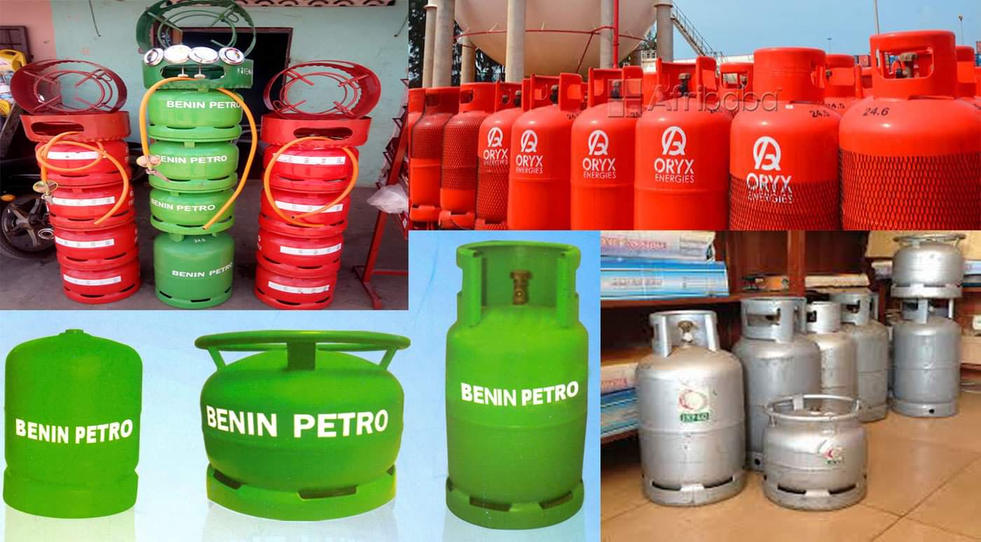 Différents modèles et couleurs de bouteilles de gaz domestique alignés en groupe sur fond neutre et en magasin