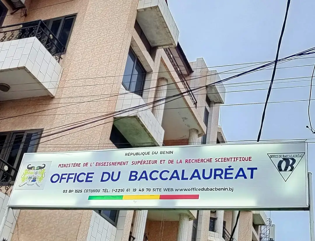 Facade d un immeuble avec un panneau indiquant l office du baccalauréat et ses coordonnées
