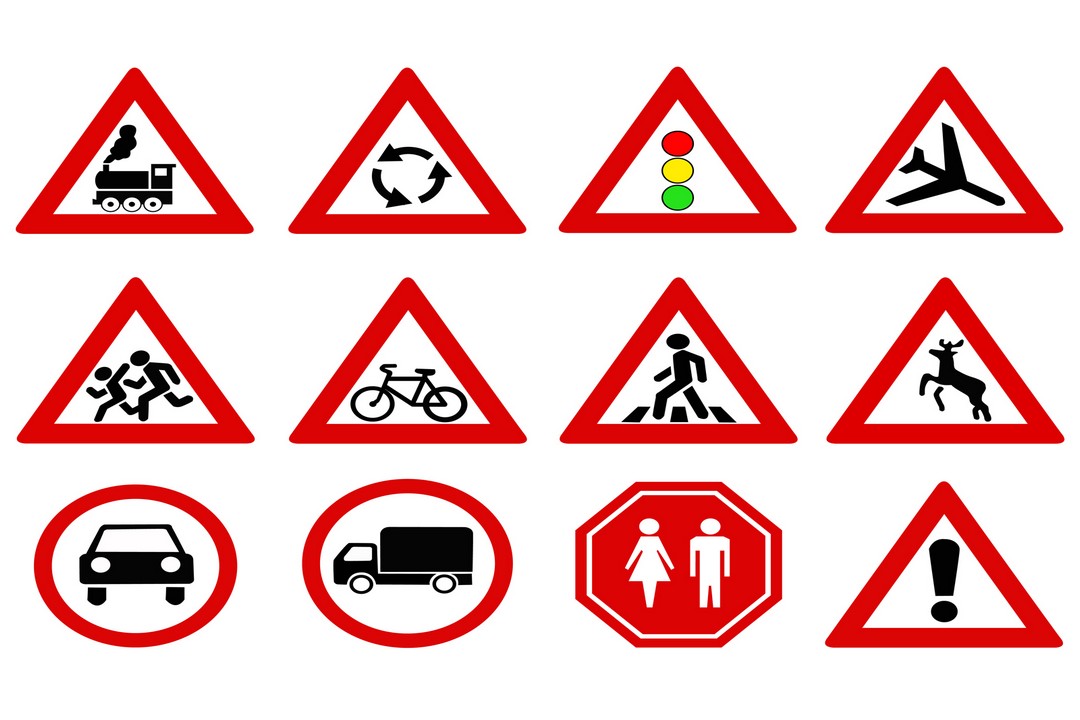 Panneaux de signalisation routière triangulaires et ronds indiquant divers dangers et interdictions sur la route