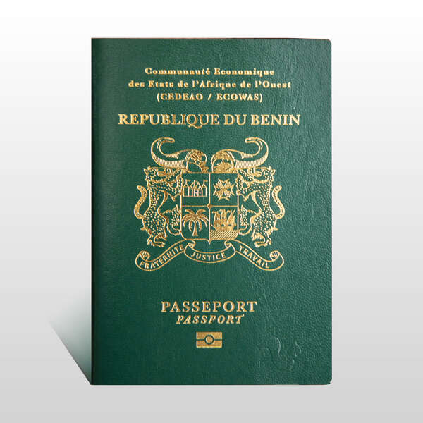 Passeport vert avec armoiries dorées et inscriptions de la République d'un pays d'Afrique de l'Ouest