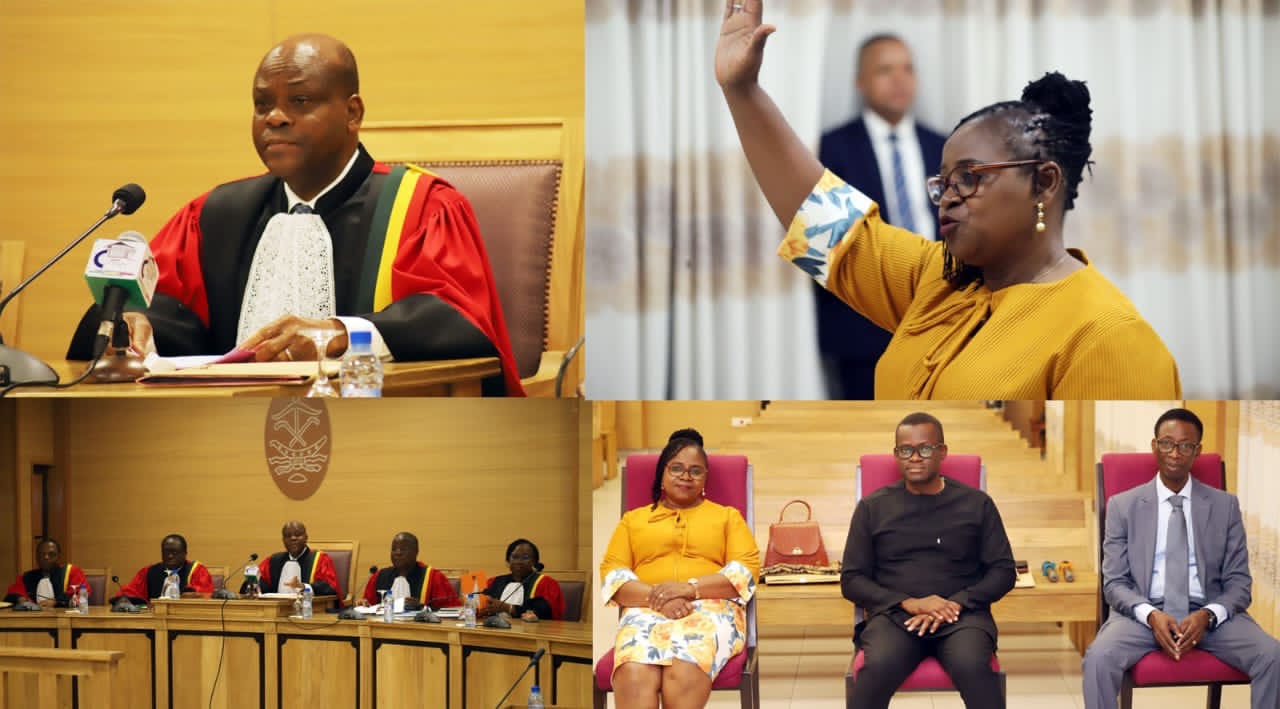 Collage de quatre images montrant une audience judiciaire avec trois juges en robe et plusieurs personnes assises, dont une femme levant la main