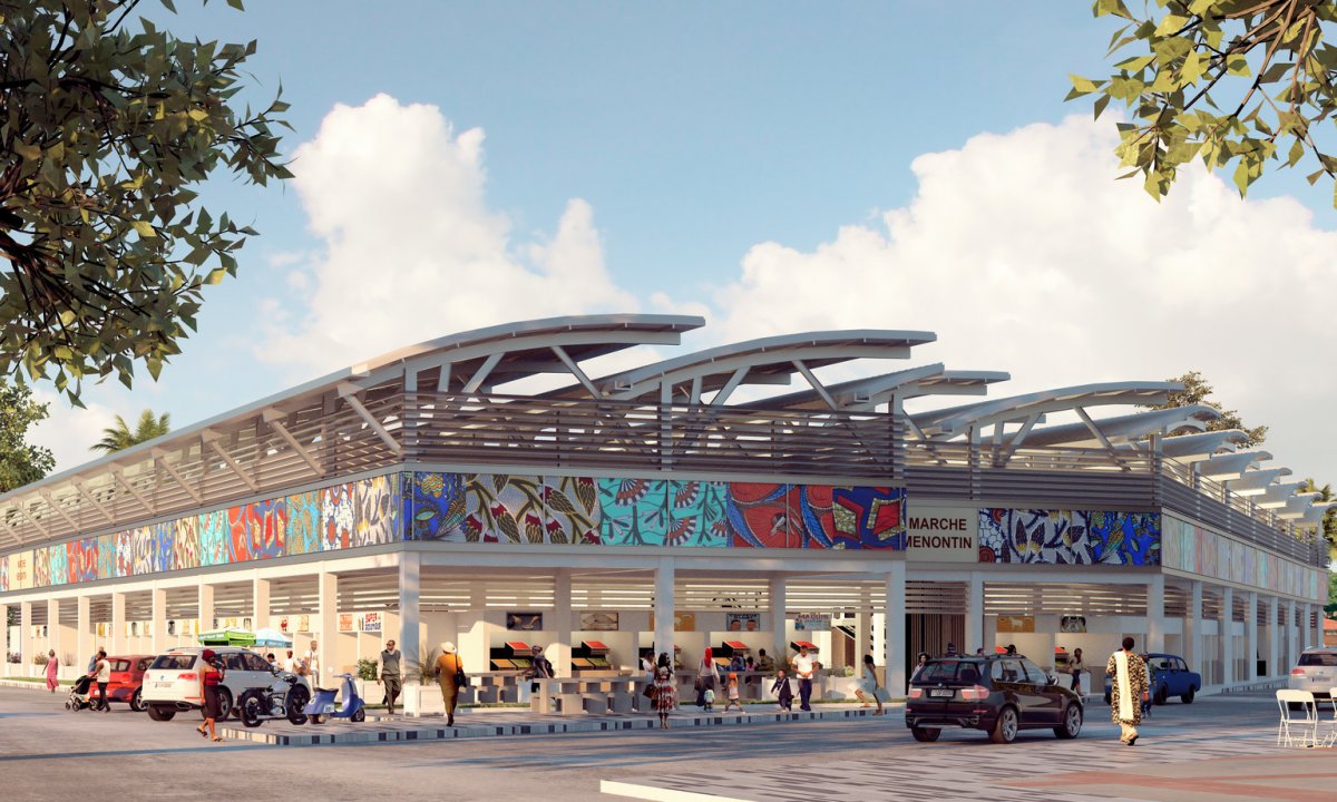 Grand marché coloré avec des fresques artistiques sur ses murs et des personnes circulant autour