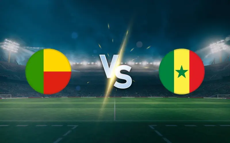 Deux drapeaux africains verts, jaunes et rouges face à face sur un terrain de football éclairé la nuit