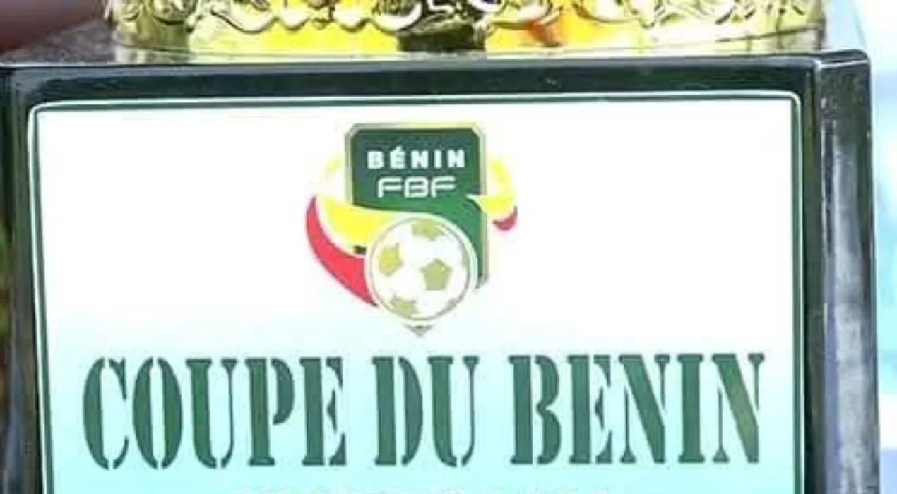 Trophée sportif marqué du logo de la fédération de football du Bénin avec l’inscription Coupe du Bénin