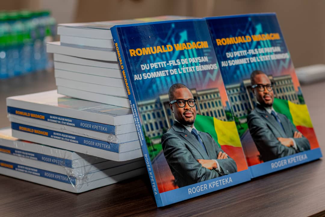 Plusieurs exemplaires d un livre avec la photo d un homme en costume sur la couverture et le titre en lettres jaunes et blanches