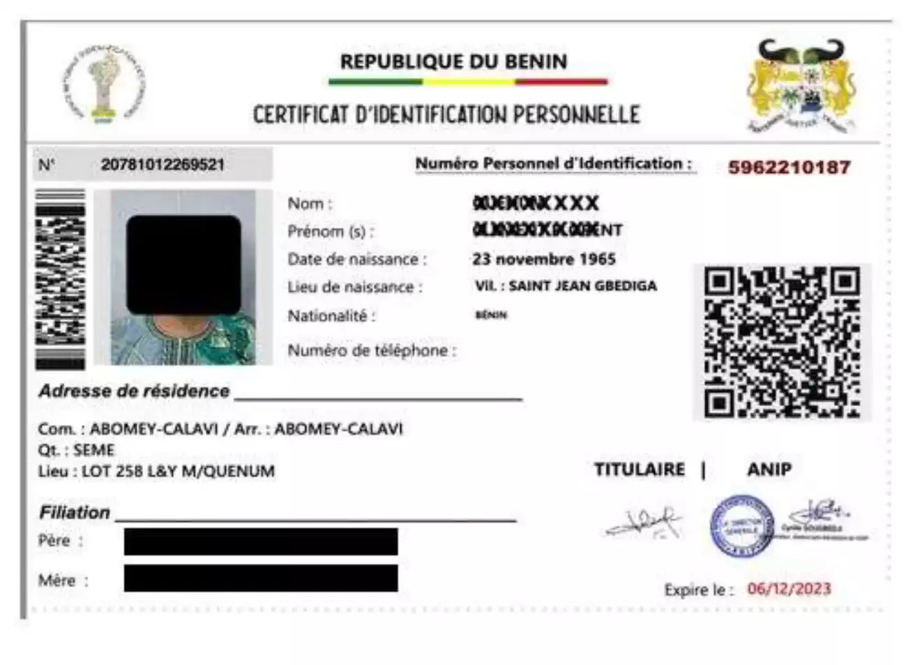 Carte d'identité nationale avec photo pixelisée, codes-barres, QR code et détails personnels masqués partiellement