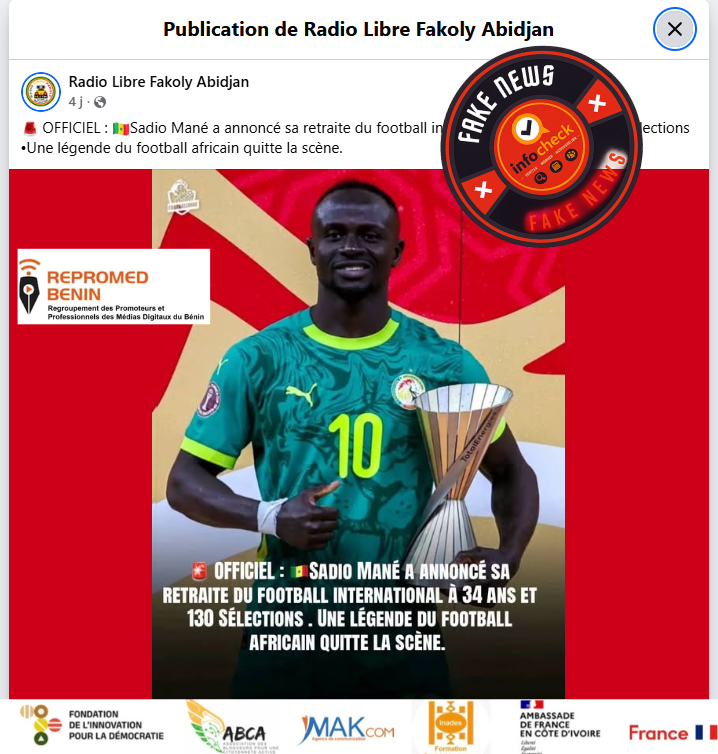 Un joueur de football en maillot vert tient un trophée devant un fond rouge avec un texte annonçant une retraite sportive, surmonté d'un autocollant "Fake News