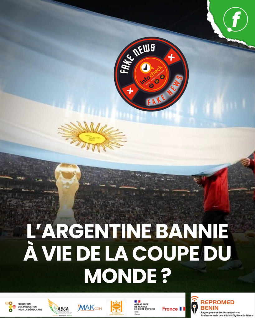Un drapeau bleu blanc avec un soleil jaune est porté par deux personnes dans un stade rempli de spectateurs avec un trophée doré au premier plan