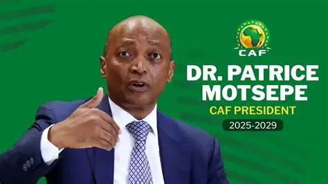 Homme en costume parlant avec un fond vert et un logo avec la carte de l'Afrique en haut à droite