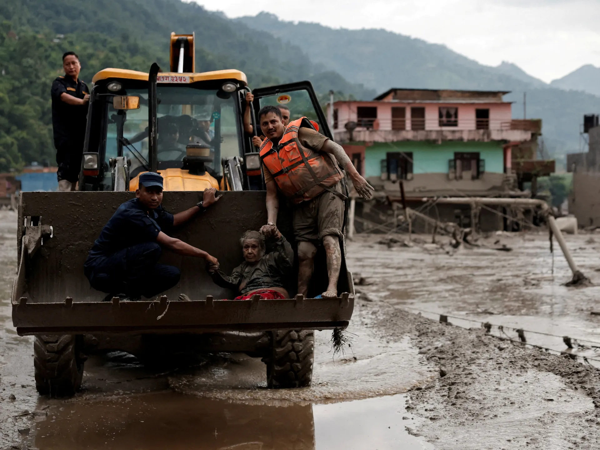 Crues soudaines au Népal et au Tibet : la rivière Trishuli sort de son lit et détruit des habitations.